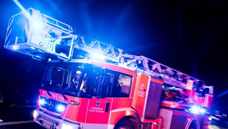 Ein Drehleiterwagen der Feuerwehr fährt mit Blaulicht an einer Unfallstelle vorbei. Foto: Marcel Kusch/dpa/Illustration Ein Drehleiterwagen der Feuerwehr fährt mit Blaulicht an einer Unfallstelle vorbei. Foto: Marcel Kusch/dpa/Illustration