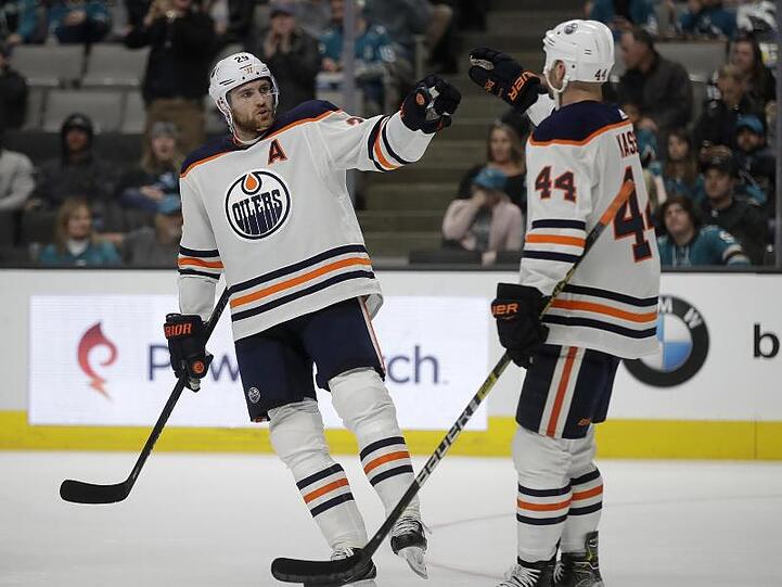 Leon Draisaitl (l) führt in der NHL die Scorerwertung an und gilt allein deshalb mit als bester Eishockey-Spieler der Welt.