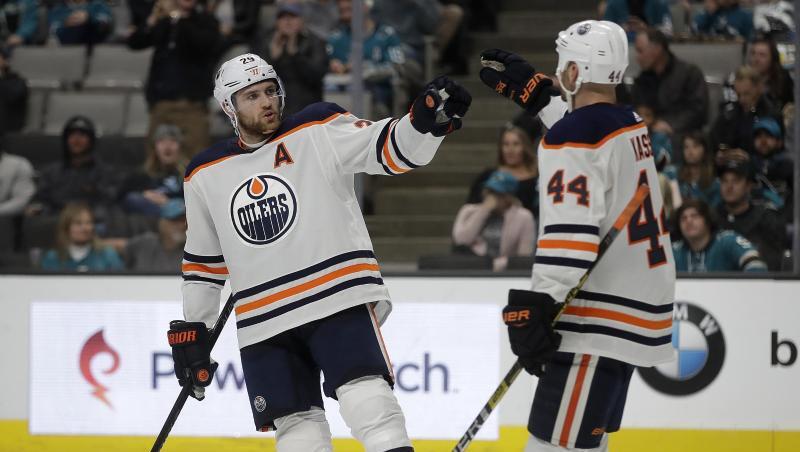 Leon Draisaitl (l) führt in der NHL die Scorerwertung an und gilt allein deshalb mit als bester Eishockey-Spieler der Welt. Leon Draisaitl (l) führt in der NHL die Scorerwertung an und gilt allein deshalb mit als bester Eishockey-Spieler der Welt.