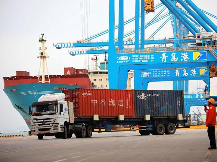 Containerverladung im Hafen von Qingdao in China.
