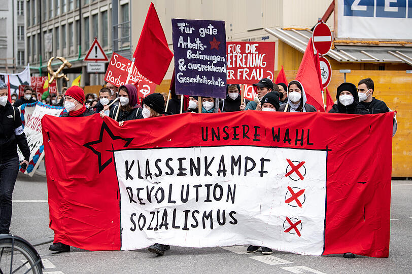 Demonstrationsteilnehmer während der Kundgebung des Deutschen Gewerkschaftsbundes (DGB) unter dem Motto "Solidarität ist Zukunft" auf dem Weg zum Königsplatz.