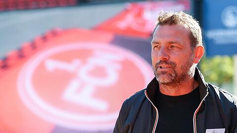 Der Nürnberger Trainer Markus Weinzierl steht vor Spielbeginn auf dem Platz.