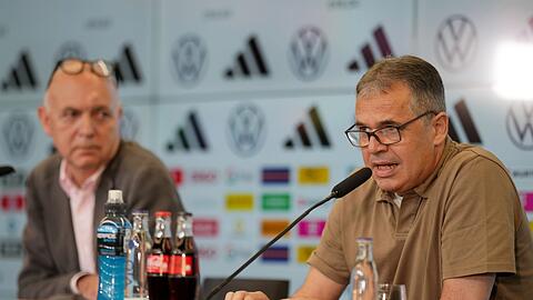 DFB-Präsident Bernd Neuendorf stellt in einer Pressekonferenz in Frankfurt Andreas Rettig (r) als neuen DFB-Geschäftsführer Sport vor.