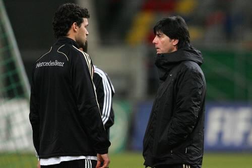 Jetzt nähern sie sich wieder an: Kapitän Michael Ballack und Bundestrainer Joachim Löw