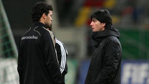 Jetzt nähern sie sich wieder an: Kapitän Michael Ballack und Bundestrainer Joachim Löw Jetzt nähern sie sich wieder an: Kapitän Michael Ballack und Bundestrainer Joachim Löw