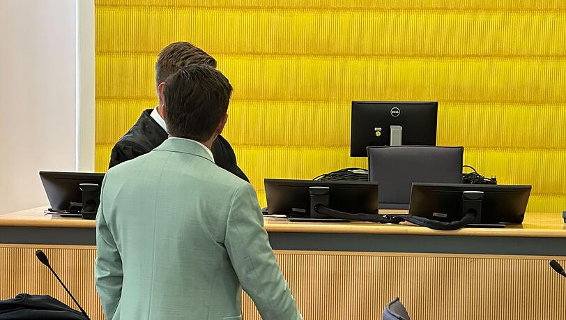 Vor dem Landgericht Regensburg ist ein Arzt vom Vorwurf des Mordes an einem Patienten freigesprochen worden.