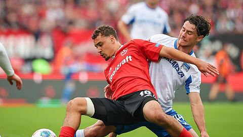 Kampf um den Ball: Nürnbergs Rafael Lubach (l) und Hertha-Profi Jon Dagur Thorsteinsson.