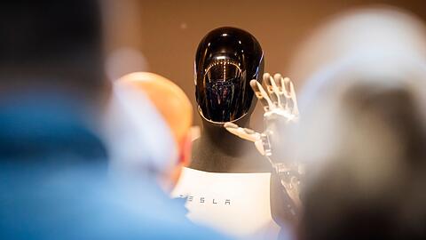 "Wie ein Mensch in einem Roboter-Kost&uuml;m" soll sich der Roboter "Optimus" in Zukunft bewegen.