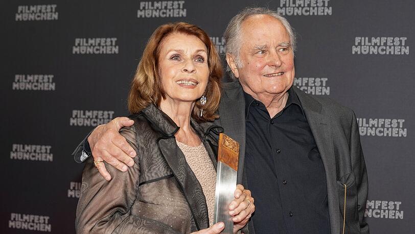 Gl&uuml;ckliche Tage ohne &bdquo;entsetzliche L&uuml;cke&ldquo;: Senta Berger mit ihrem Ehemann Michael Verhoeven bei der Verleihung vom CineMerit Award an Senta Berger auf dem 38. Filmfest M&uuml;nchen 2021.