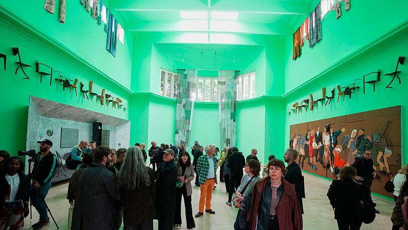 Henrike Naumann konfrontiert ihr Publikum mit M&ouml;beln und Requisiten aus dem Alltag. Das wirkt sofort, jeder hat eine Vorstellung. 2019 war ihre Ausstellung im Haus der Kunst ein augen&ouml;ffnendes Ereignis, f&uuml;r das es einen AZ-Stern des Jahres gab.