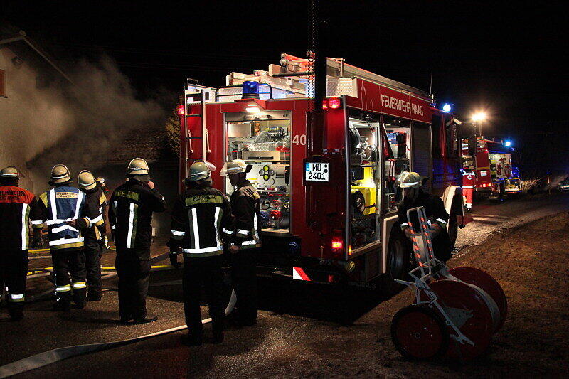 Zu einem Garagenbrand in Dörfl wurden mehrere Feuerwehren alarmiert. Das Feuer ist vermutlich im Dachbereich der Garage ausgebrochen und griff auf das Wohnhaus über.
