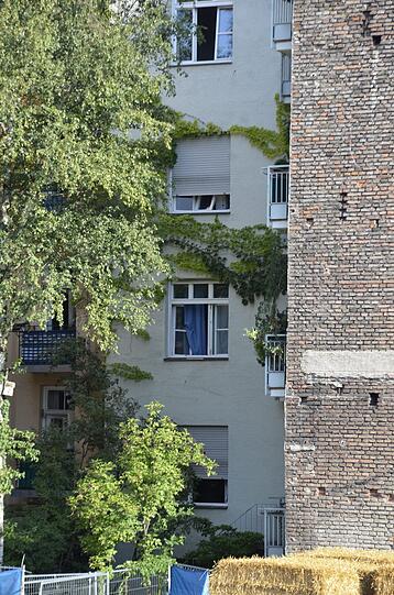 Schwabing am Tag nach der Bombensprengung: Die Spuren der Detonation sind deutlich zu erkennen, teilweise hat sie schwere Schäden verursacht. Derzeit werden die Schäden an den Gebäuden der Umgebung erfasst.