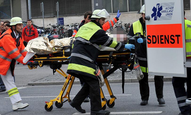 Schwerer Unfall am Hauptbahnhof: Eine Tram ist seitlich in ein Taxi gekracht. Der Fahrer musste von der Feuerwehr aus dem Wrack geschnitten werden.