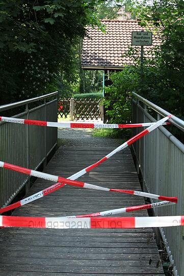 Die gesperrte Brücke über die Würm, im Hintergrund die Minigolfanlage.