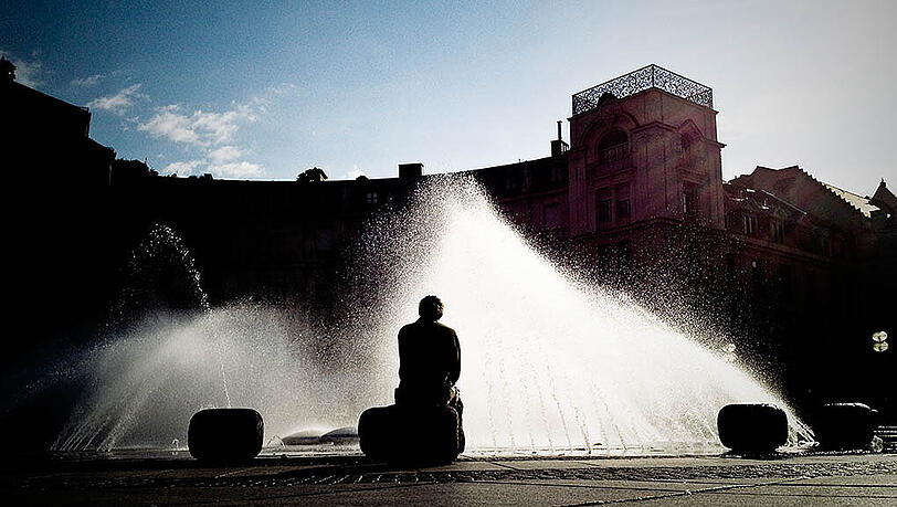 Bei milden Temperaturen an einem der zahlreichen Münchner Brunnen (im Bild: Brunnen am Stachus) entspannen und abschalten; darauf müssen die Münchner noch etwas warten. Bei milden Temperaturen an einem der zahlreichen Münchner Brunnen (im Bild: Brunnen am Stachus) entspannen und abschalten; darauf müssen die Münchner noch etwas warten.