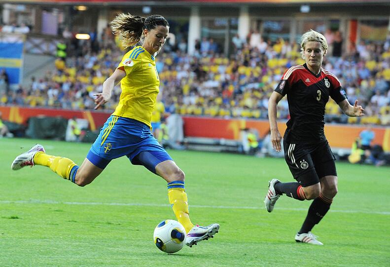 Bei der EM 2013 brachte Deutschland (r. Saskia Bartusiak) Schweden um Topstürmerin Lotta Schelin eine bittere Niederlage bei.