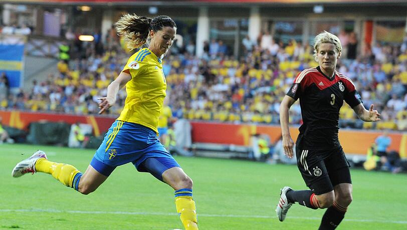 Bei der EM 2013 brachte Deutschland (r. Saskia Bartusiak) Schweden um Topstürmerin Lotta Schelin eine bittere Niederlage bei. Bei der EM 2013 brachte Deutschland (r. Saskia Bartusiak) Schweden um Topstürmerin Lotta Schelin eine bittere Niederlage bei.