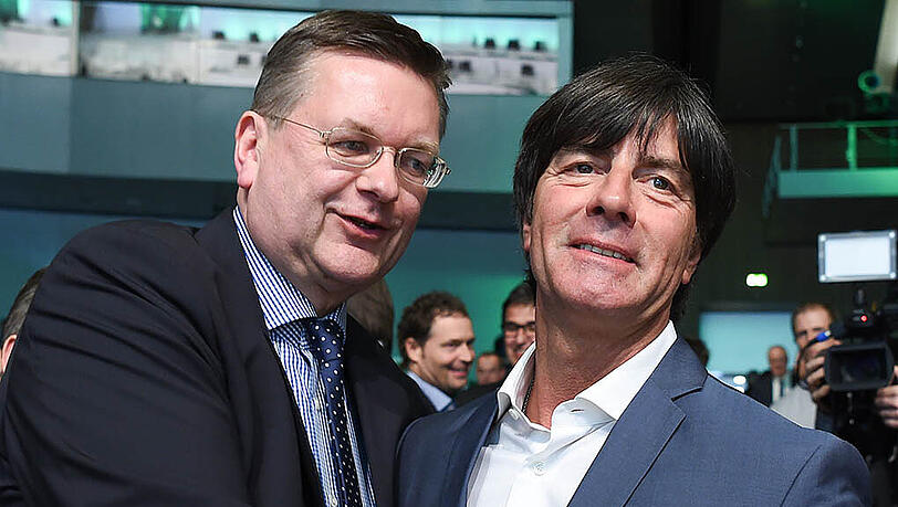 Reinhard Grindel (links) und Joachim Löw. Reinhard Grindel (links) und Joachim Löw.