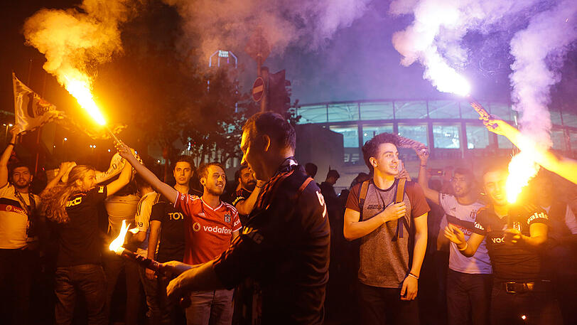 Weitere Bilder der Besiktas-Fans.