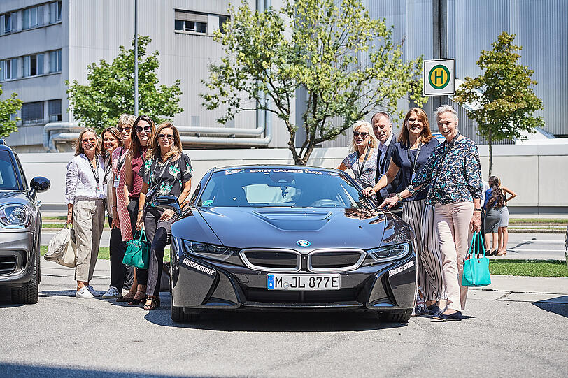 Peter Mey mit den Ladies.