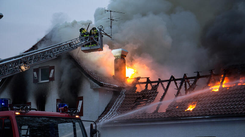 Die Feuerwehr musste am Samstagmorgen ein Feuer in einem Wirtshaus in Bad Reichenhall löschen. Die Bilder.
