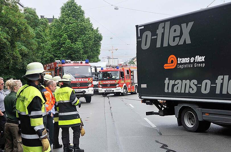 Zwei Lastwagen bleiben im matschigen Boden stecken - ein Verkehrschaos folgt. Die Bilder zum kuriosen Vorfall.