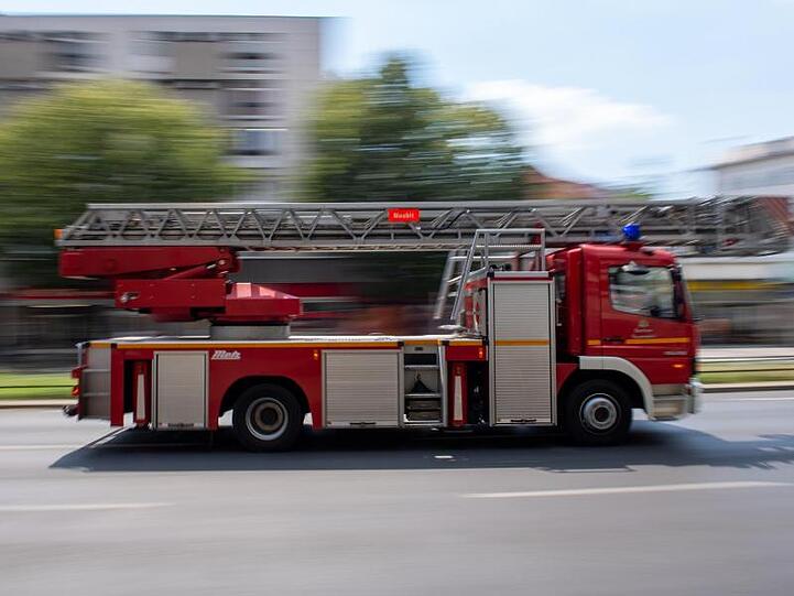 Ein Feuerwehrauto fährt mit Blaulicht zu einem Einsatz. Foto: Monika Skolimowska/dpa-Zentralbild/dpa/Illustration