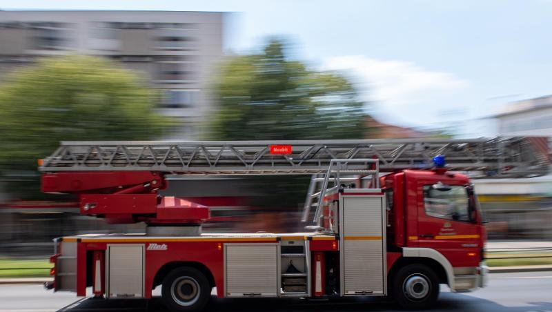 Ein Feuerwehrauto fährt mit Blaulicht zu einem Einsatz. Foto: Monika Skolimowska/dpa-Zentralbild/dpa/Illustration Ein Feuerwehrauto fährt mit Blaulicht zu einem Einsatz. Foto: Monika Skolimowska/dpa-Zentralbild/dpa/Illustration