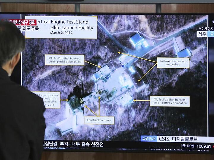 Berichterstattung in Südkorea: Auf dem Bildschirm ist eine nordkoreanische Testanlage für Raketenantriebe zu sehen.
