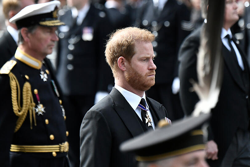Prinz Harry folgt dem Sarg von Königin Elizabeth II. während des Trauerzuges von der Westminster Abbey zum Wellington Arch.
