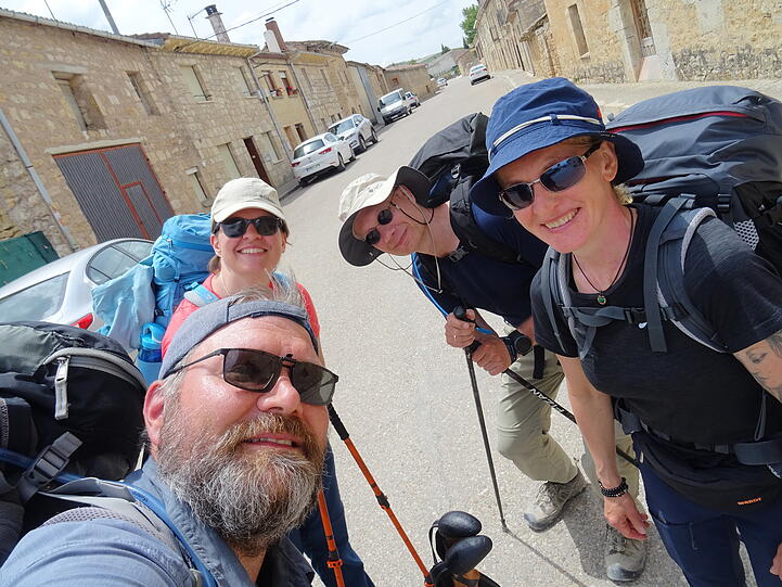 Noch 500 Kilometer nach Santiago, es ist hell und wir tragen Sonnenbrillen.