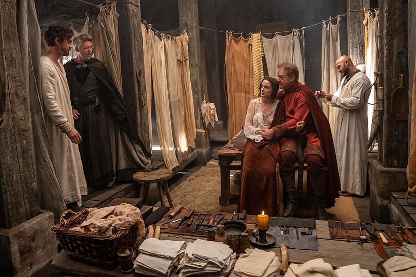 Der Medicus Robe Cole (Tom Payne, li.) muss sich mit seinen modernen Heilungsmethoden im England des 11. Jahhunderts erst einmal Respekt verschaffen.