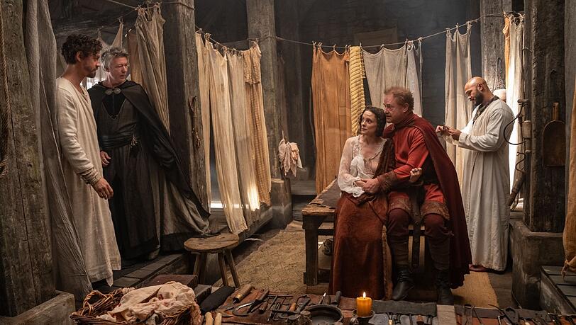 Der Medicus Robe Cole (Tom Payne, li.) muss sich mit seinen modernen Heilungsmethoden im England des 11. Jahhunderts erst einmal Respekt verschaffen.