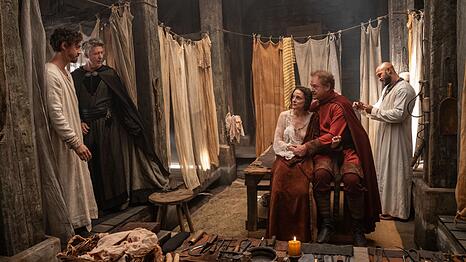 Der Medicus Robe Cole (Tom Payne, li.) muss sich mit seinen modernen Heilungsmethoden im England des 11. Jahhunderts erst einmal Respekt verschaffen.