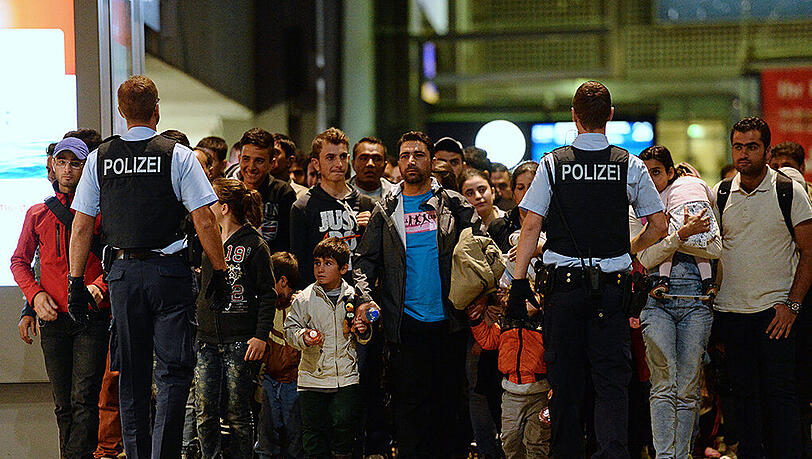 Flüchtlinge am Münchner Hauptbahnhof. Im letzten Quartal werden noch einmal deutlich mehr Asylbewerber in Deutschland ankommen, als bisher erwartet. Flüchtlinge am Münchner Hauptbahnhof. Im letzten Quartal werden noch einmal deutlich mehr Asylbewerber in Deutschland ankommen, als bisher erwartet.