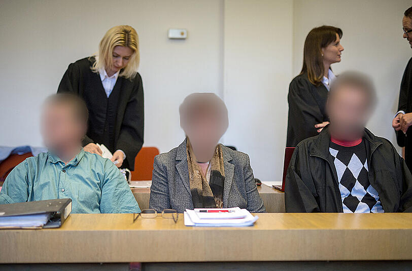 Die Anklage lautet auf Mord in Mittäterschaft: Die Angeklagten Kazimierz S. (l) und Irineusz D. (r.) sitzen mit ihrer Dolmetscherin (m.) auf der Anklagebank des Landgerichts.