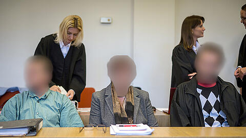 Die Anklage lautet auf Mord in Mittäterschaft: Die Angeklagten Kazimierz S. (l) und Irineusz D. (r.) sitzen mit ihrer Dolmetscherin (m.) auf der Anklagebank des Landgerichts.