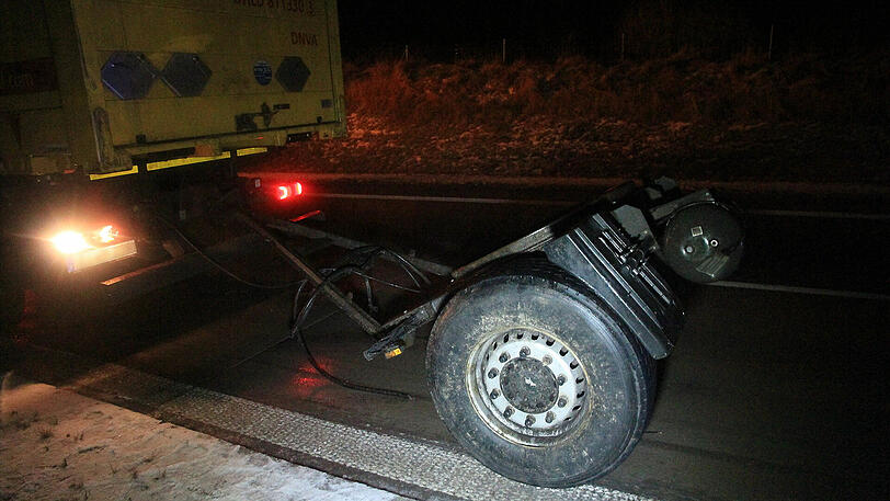 Auf der A71 ereigneten sich zwei Lkw-Unfälle unmittelbar nacheinander, einer davon mit tödlichem Ausgang. Die Bilder von der Unfallstelle.