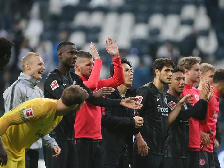Die Frankfurter Spieler feiern mit den Fans den 3:0-Sieg im Spiel gegen den VfB.