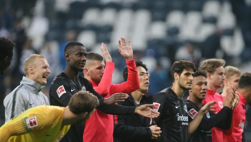 Die Frankfurter Spieler feiern mit den Fans den 3:0-Sieg im Spiel gegen den VfB. Die Frankfurter Spieler feiern mit den Fans den 3:0-Sieg im Spiel gegen den VfB.