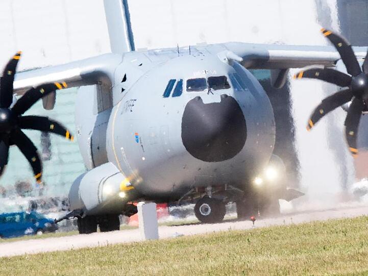 Ein Airbus A400M der Luftwaffe steht im Fliegerhorst Wunstorf. Foto: Julian Stratenschulte/Archiv