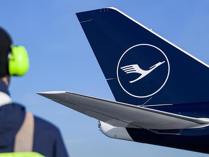 In Hamburg untersuchten Einsatzkräfte der Feuerwehr den Innenraum, konnten den Flieger jedoch nach wenigen Minuten wieder freigeben.