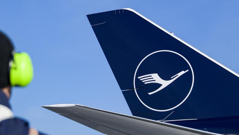 In Hamburg untersuchten Einsatzkräfte der Feuerwehr den Innenraum, konnten den Flieger jedoch nach wenigen Minuten wieder freigeben. In Hamburg untersuchten Einsatzkräfte der Feuerwehr den Innenraum, konnten den Flieger jedoch nach wenigen Minuten wieder freigeben.