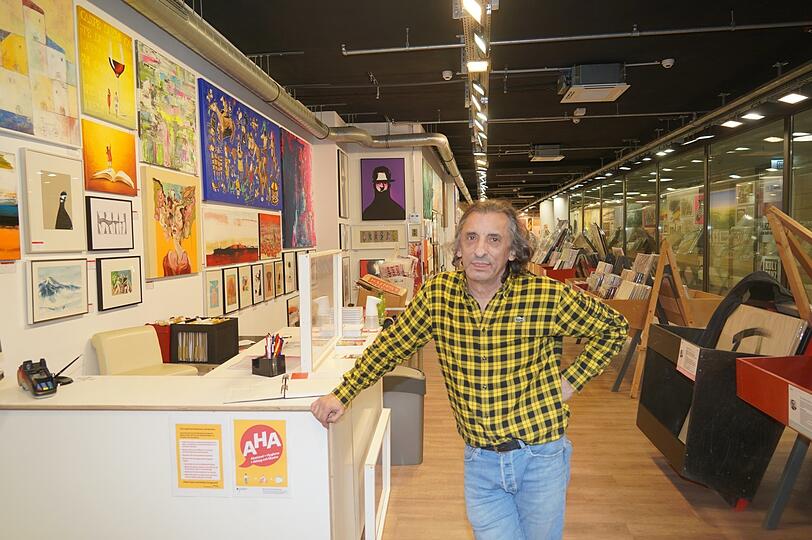 Kunst statt Dirndl: Trachten Steindl ist ausgezogen, jetzt nutzt Mario Terés die Fläche bis Februar für seinen Kunstsupermarkt.