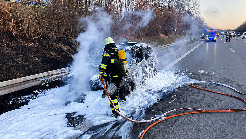 Das Auto auf der A95 brannte aus.