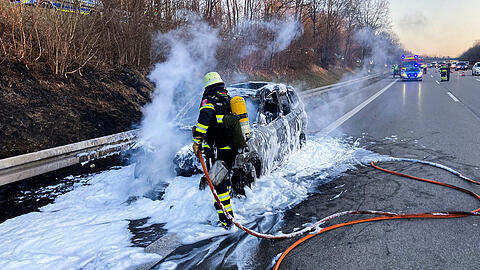 Das Auto auf der A95 brannte aus.