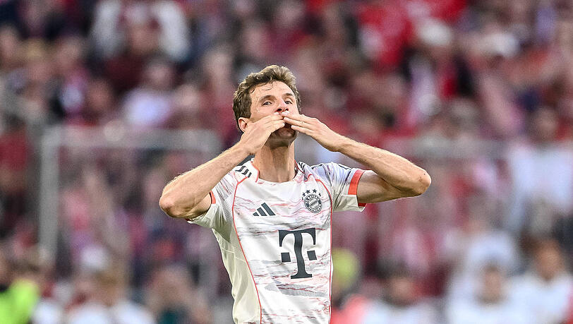 Ein Küsschen für die Fans: Thomas Müller bei seiner Auswechslung.