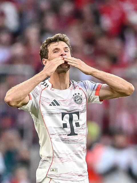 Ein Küsschen für die Fans: Thomas Müller bei seiner Auswechslung gegen Gladbach.