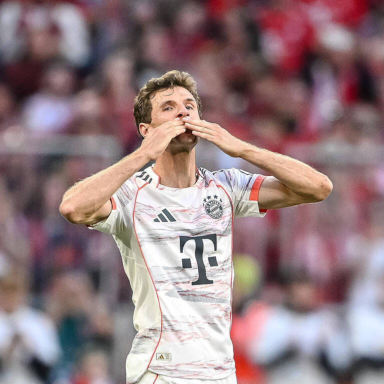 Ein Küsschen für die Fans: Thomas Müller bei seiner Auswechslung gegen Gladbach.