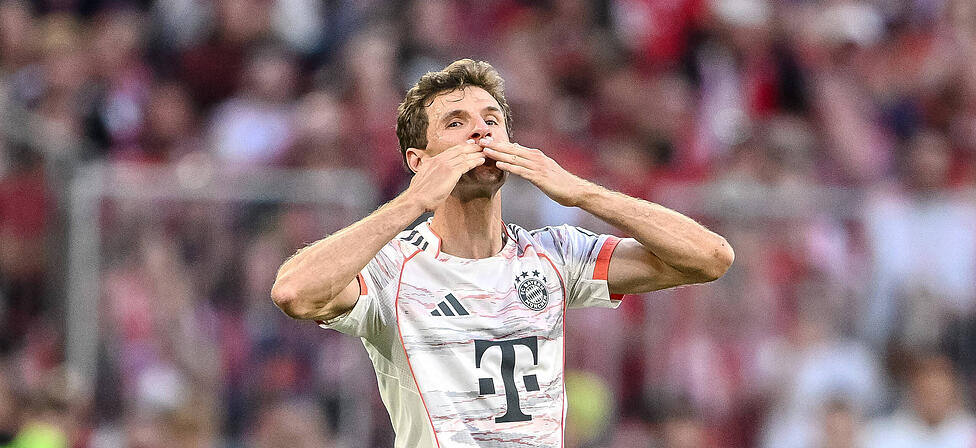 Ein Küsschen für die Fans: Thomas Müller bei seiner Auswechslung gegen Gladbach.